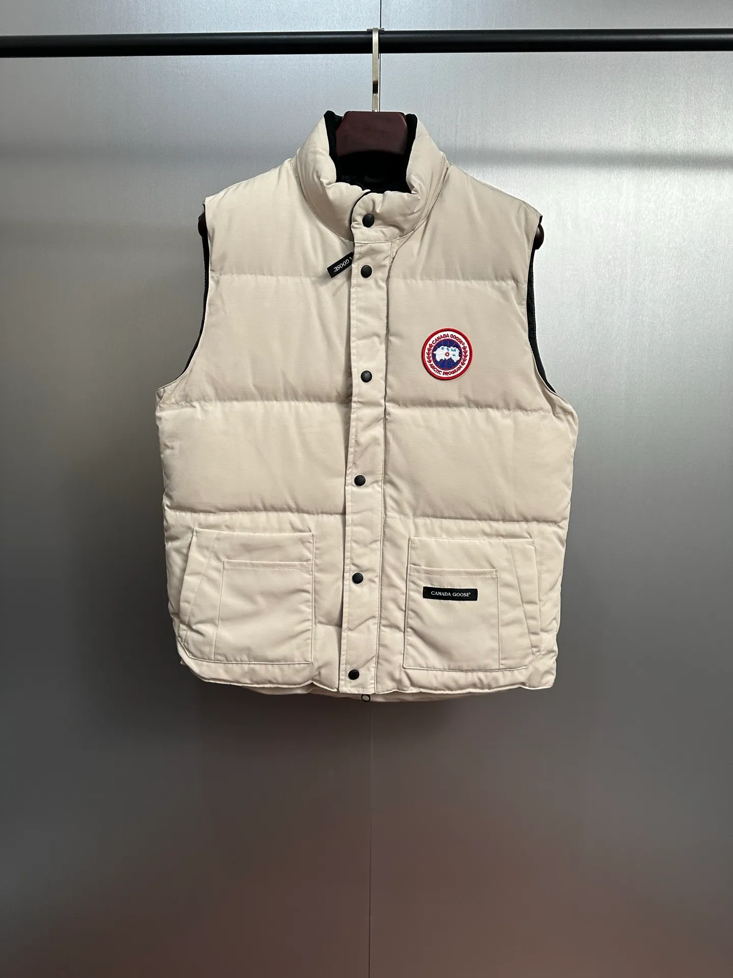 P520 Canada Goose down vest, dark gray and versatile, warm and stylish, easily adaptable to many styles, great for layering in autumn and winter~ There is only one protagonist in autumn and winter every year, and that is the goose. Any other category is a supporting role. Super stylish, simple and versatile, a must-buy item in autumn and winter. This excellent down vest can be freely layered with various clothes, it can be worn with T-shirts, sweaters, sweaters, and thin cotton, and it is made of wear-resistant fabric without being pretentious! Color: black, gray, white Size: XS, S, M, L, XL, XXL